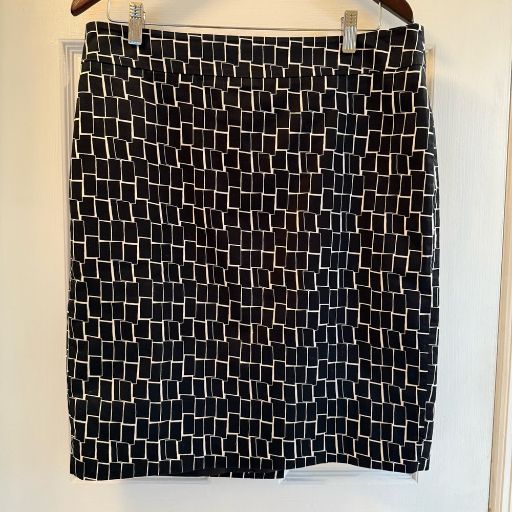 Ann Taylor Black and White Geometric Skirt - EUC